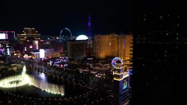 Nevada 'daki canlı Las Vegas Bulvarı' nda gece vakti çekilen hava takibi görüntülerinde aydınlık şehir ışıkları ikonik oteller ve Bellagio şelalesinin canlı çekim görüntüsü yer alıyor..