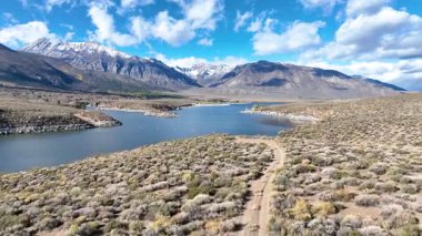 Bishop California yakınlarındaki Crowley Gölü 'nün üzerinden uçan hava filosu engebeli dağların mavi sularını ve yüksek çöl arazilerini ortaya çıkardı. Geniş görüş ve dramatik bulutlar nefes kesen bir ölçek hissi yaratır.