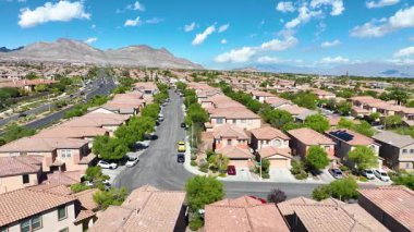 Las Vegas 'ın bir banliyösünün hava üssünde çeşitli evler, çöl peyzajı ve uzaktaki Kızıl Kaya dağları bulunur. Parlak gökyüzü ve güneş ışığı eşsiz Nevada 'yı vurguluyor