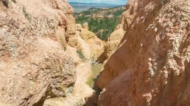 Utah 'taki Bryce Kanyonu' ndan gelen hava uçuşu, nehirdeki kayalık kanyon duvarlarını, bereketli bir orman yaylası ve parlak güneş ışığı altındaki vadi tabanını macera hissi için süpürüyor.