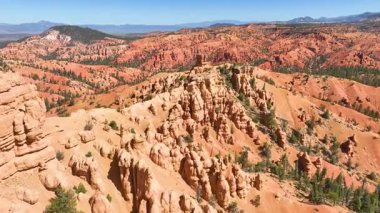 Utah 'taki manzaralı Kızıl Kanyon' un üzerinde canlı kırmızı kaya kabadayılarının ve çam ağaçlarının üzerinden uçarak Panguitch yakınlarındaki Dixie Ormanı 'nda ilerlerken parlak yaz mevsiminde doğal güzellikleri ve engebeli araziyi yakalıyor.