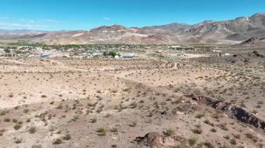 Hava üssü, Beatty Nevada 'yı çevreleyen çöl manzarasını çarpıcı kaya oluşumları ve uzak dağlarla gözler önüne seriyor. Kamera sorunsuzca süzülürken video yukarıdan küçük bir kasaba yakalıyor.