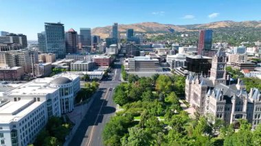 Utah şehir merkezindeki Salt Lake City ve County Binası 'nın çarpıcı bir üst geçidini deneyin. Şehir silueti ve Wasatch Dağları görünürde. Bu dinamik üstgeçit Tuz 'un canlı kalbini yakalar