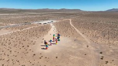 Las Vegas yakınlarındaki Nevada Çölü 'ndeki Yedi Sihirli Dağ' ın canlı hava yörüngesinde renkli kaya yığınları ziyaretçi çekiyor. Kamera sanat kurulumunu ve süpürme alanını çevreleyecek.