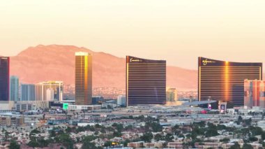 Nevada 'daki Las Vegas Bulvarı' nın hava üssü gün doğumunda Stratosfer Kulesi, Resorts World ve Wynn Kulelerini vurguluyor. Şehir manzarası ve etrafındaki çöl çarpıcı ve canlı bir hava yaratıyor.. 