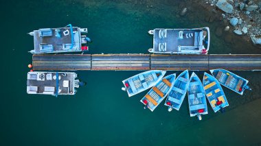 Doğu Sierra 'da, Bishop California yakınlarındaki Sabrina Gölü' nde kayık ve motorlu teknelerin bulunduğu göl kenarı manzarası. Sahne huzurlu bir limanı ve el değmemiş bir kıyı şeridini yakalıyor..