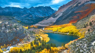 Kaliforniya 'daki Kuzey Gölü' nün hava manzarası. Doğu Sierra 'nın çevresi canlı düşen yapraklar ve engebeli dağ tepeleriyle çevrili. Altın ağaçlar, mavi su ve dramatik yamaçlar çarpıcı mevsimsel manzaralar yaratır..