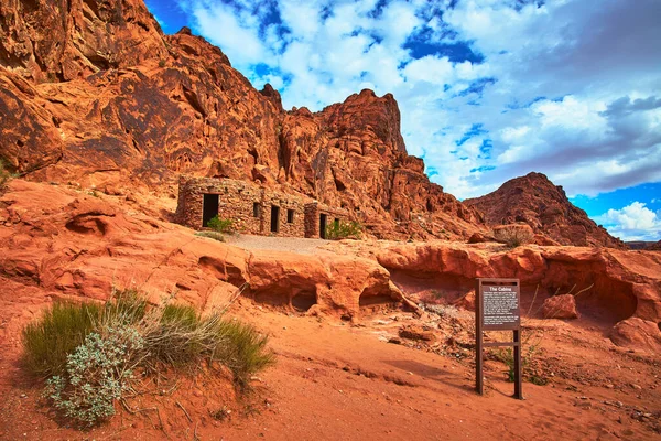 Kabin adı verilen tarihi taş yapı Nevadas Ateş Vadisi 'ndeki kırmızı kumtaşı oluşumları arasında yer alıyor. Sahne Moapa Vadisi 'nin eşsiz jeoloji ve kültürel tarihini canlı bir şekilde yakalıyor.