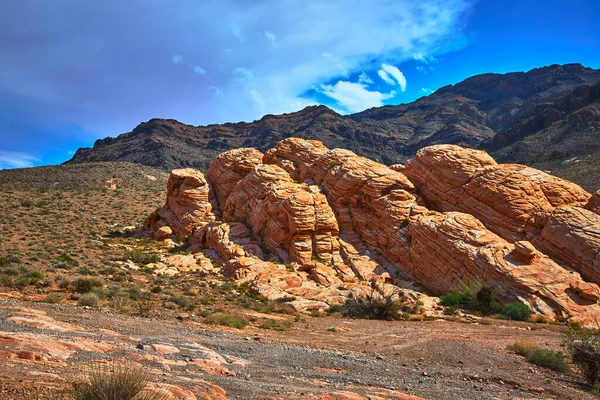 Nevada Moapa Vadisi yakınlarındaki Muddy Mountain bölgesindeki kurak araziden cesur kumtaşı oluşumları yükseliyor. Güneş ışığı, Bitter Springs Patikası boyunca uzanan dramatik kaya katmanlarını gözler önüne seriyor.