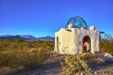 Maneviyat Tanrıçasını onurlandıran eşsiz bir tapınak Nevada Çölü 'nde, Indian Springs yakınlarında duruyor. Sıcak gün batımı ışığı ve engebeli dağ manzarası dingin ve mistik bir atmosfer yaratır..