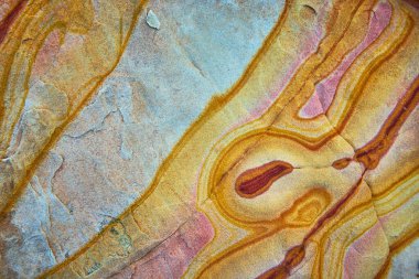 Nevada 'daki Çamurlu Dağ' dan canlı sanat katmanları karmaşık kaya dokuları ve benzersiz desenler sergiliyor. Zengin toprak tonları ve ince mavi renkler soyut ve görsel olarak çarpıcı