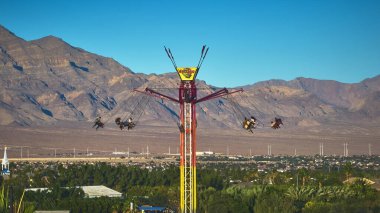 Las Vegas Nevada 'daki canlı bir panayırın üzerinde süzülen uzun bir karnaval gezisi sürücüler çarpıcı bir çöl arka planına doğru dönüyorlar. Canlı sahne, bir klasiğin heyecanını ve heyecanını yakalar.