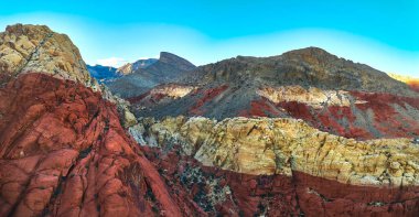 Nevada 'daki Red Rock Kanyonu' nun göz kamaştırıcı hava manzarası. Canlı kumtaşı tepeleri ve Turtlehead Tepesi. Canlı renkler ve geniş araziler Las Vegas 'ın vahşi doğasının özünü yakalıyor..
