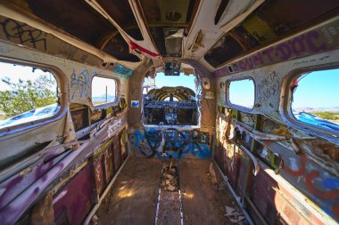 Grafiti, Beatty Nevada yakınlarında terk edilmiş bir uçağın içini kaplıyor. Güneş ışığı boş pencerelerden içeri akıyor. Çürüyen uçak gövdesi ve çöl manzarası cesur ve maceraperest bir hava yaratıyor..