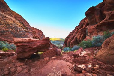 Canlı kırmızı kaya oluşumları Las Vegas Nevada yakınlarındaki Red Rock Kanyonu 'na hakim. Güneşli çöl vadileri ve eşsiz jeolojik özellikler macera ve doğal güzellik hissi yaratır..