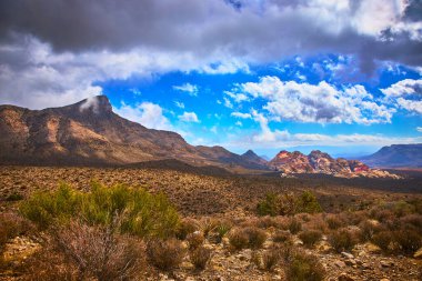 Fırtına bulutları, Turtlehead Tepesi ve Keystone üzerinde Las Vegas Nevada yakınlarındaki Red Rock Kanyonu 'nda toplanıyor..