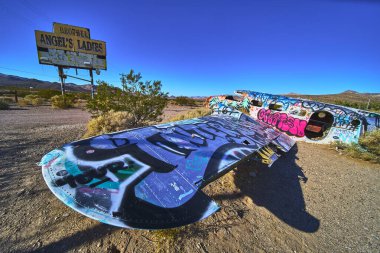 Renkli graffiti, engebeli Nevada çölünün ortasında terk edilmiş bir uçağı simgesel Melekler Kadın Genelevi tabelası ve Beatty ABD 'deki uzak dağları kapsıyor. Şehir sanatı ve tarihi burada buluşuyor.