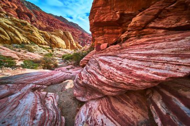 Canlı kırmızı ve sarı kumtaşı katmanları Las Vegas Nevada yakınlarındaki Red Rock Kanyonu 'na hakim. Kraft Dağı ve çöl bitkilerinin dramatik kaya dokuları çarpıcı bir doğal manzara yaratıyor.