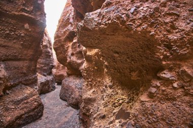 Güneş ışığı, Arizona 'daki engebeli kaya duvarlarını ve Ürkütücü Kanyon' un dar yolunu aydınlatıyor. Karmaşık dokular ve doğal renkler maceralı ve gizemli bir kanyon sahnesi yaratır..