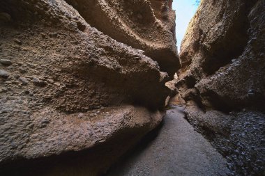 Ürkütücü Kanyon Arizona 'daki dolambaçlı bir yolun üstündeki engebeli kaya duvarları kulesinde güneş ışığı Amerika' daki bu ikonik kanyonun karmaşık dokusunu vurguluyor. Sahne doğaldır.