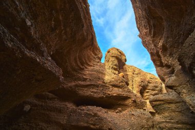 Yüksek kumtaşı duvarlar ve dramatik kanyon oluşumları Arizona 'da canlı bir mavi gökyüzüne doğru yükseliyor. Ürkütücü Kanyon 'un eşsiz dokuları ve renkleri macera ve doğa harikası hissi yaratıyor..