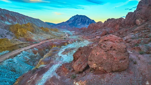 Renkli kaya oluşumları ve engebeli arazi Nevada 'daki Lav Butte Dağı' na doğru uzanıyor. Las Vegas yakınlarındaki manzara, sakin bir çölde, dramatik dokular ve canlı renklerle gün doğumunda parlar.