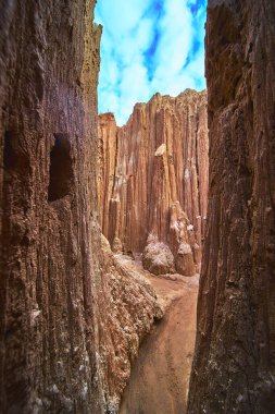 Panaca yakınlarındaki Katedral Vadisi Eyalet Parkı 'ndaki Katedral Vadisi Parkı' nda bulunan canlı bir gökyüzü altında yükselen, eşsiz çöl manzarası ve toprak taşı oluşumları...