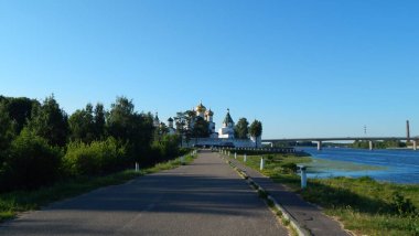 Nehir vadisindeki tapınağa giden yol.
