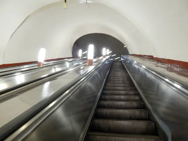 Rulltrappan i Moskva tunnelbana höjer upplyst av vertikala lampor — Stockfoto