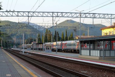 Trenden küçük bir istasyondan ayrılıyoruz.