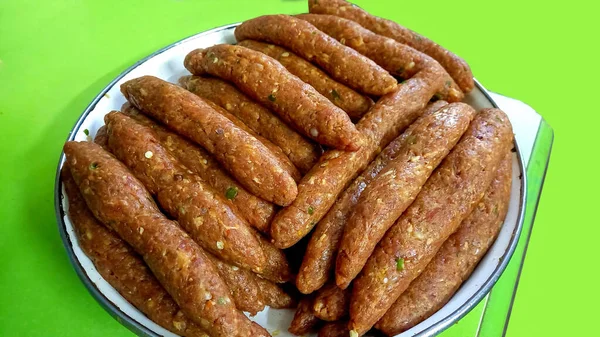 Fatti Mano Carne Marinata Kabab Rotoli Isolato Sfondo Verde Tritare — Foto Stock