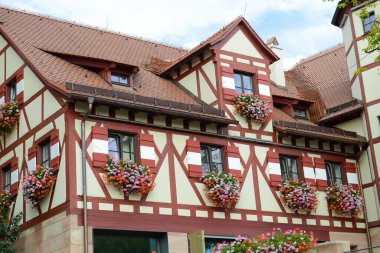 Almanya 'da kırmızı ev, Ağustos