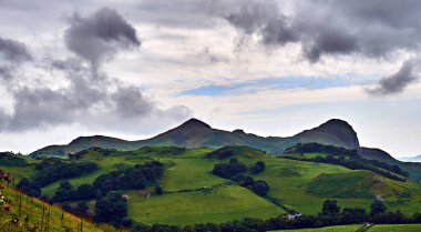 Birds Rock, ya da Craig Yr Aderyn, 846 fit yüksekliğindedir ve Dysynni ve Fathew vadileri arasında bulunan kitlenin sağ ya da kuzeyindedir. Kuşlar özellikle choughs cezbetti aynı zamanda Roma dönemine ait bulgularla dolu bir tepe kalesi. Galler, İngiltere.