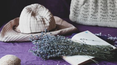 Menekşe masasında bir buket kurutulmuş lavanta. Yaz havası