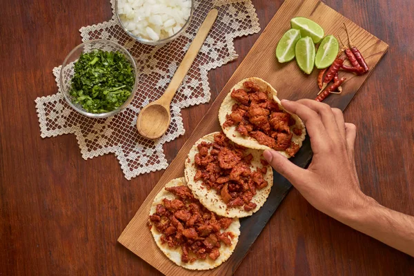 Auténticos Tacos Mexicanos Sobre Mesa Madera Taco Agarrador Manos Concepto —  Fotos de Stock