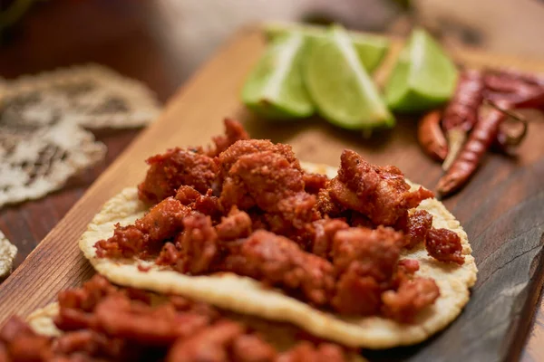 Auténticos Tacos Mexicanos Sobre Mesa Madera Concepto Gastronómico Mexicano — Foto de Stock