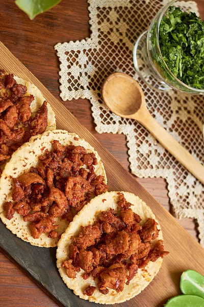 Auténticos Tacos Mexicanos Sobre Mesa Madera Concepto Gastronómico Mexicano —  Fotos de Stock