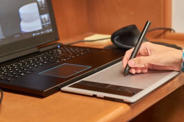 Tasarımcı bilgisayarda grafik tableti ile çizer