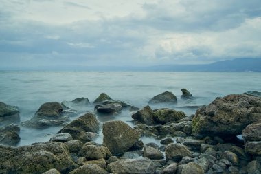 Sahilde kayalar ve soğuk göl manzarası..