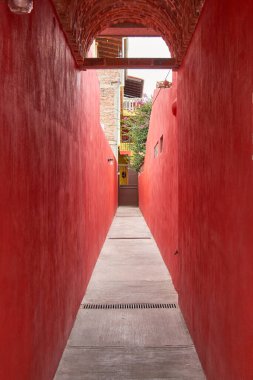 Kırmızı koridor, Meksika Koloni Mimarisi.