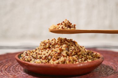 Kil tabakta pişirilmiş kinoa. Sağlıklı vejetaryen gıda kavramı.