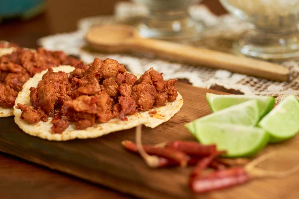 Auténticos Tacos Mexicanos Sobre Mesa Madera Concepto Gastronómico Mexicano —  Fotos de Stock