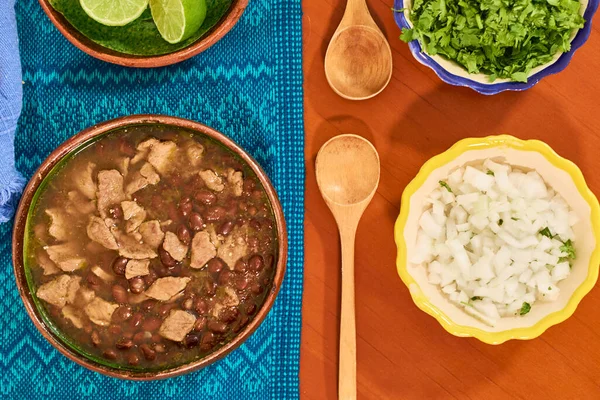 Carne Jugo Servido Plato Barro Sobre Mesa Madera Concepto Comida —  Fotos de Stock