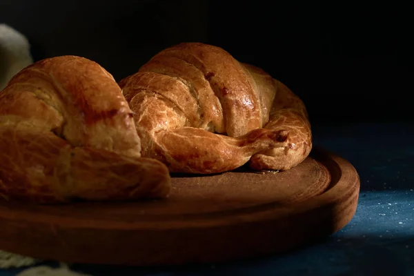 Croissant Coupé Deux Sur Croissant Plein Sur Fond Bleu Abstrait — Photo