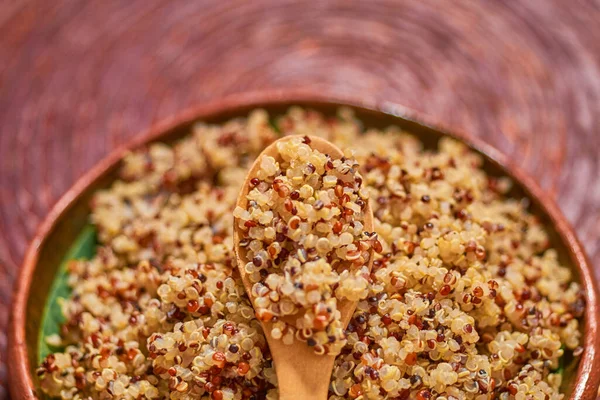 Quinoa Gătit Într Farfurie Lut Conceptul Alimentar Vegan Sănătos — Fotografie, imagine de stoc
