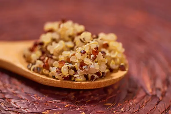 Quinoa Cozinhado Uma Colher Madeira Conceito Comida Vegan Saudável Macro — Fotografia de Stock