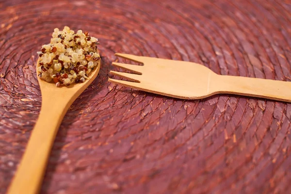 Quinoa Cozinhado Uma Colher Madeira Conceito Comida Vegan Saudável Macro — Fotografia de Stock