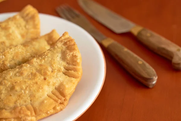 Großaufnahme Von Drei Frisch Zubereiteten Empanadas Auf Ihrem Teller Argentinisches — Stockfoto