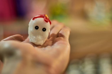 Marketteki Meksikalı kafataslarının dekorasyonu. Ölüler Günü konsepti. Dia de Muertos.