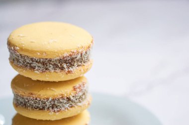 Geleneksel Arjantin alfajore mermer masada dulce de leche ile. Arjantin gastronomi kavramı.